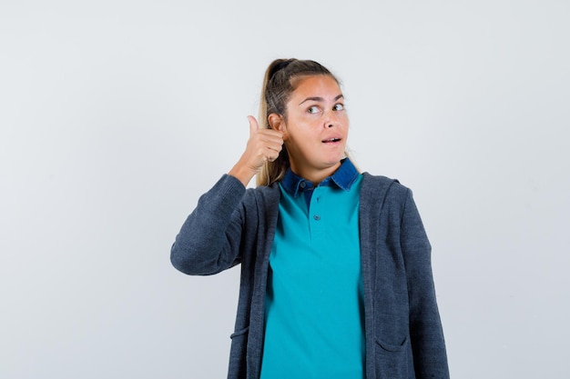 Photo gratuite expressive jeune fille posant en studio