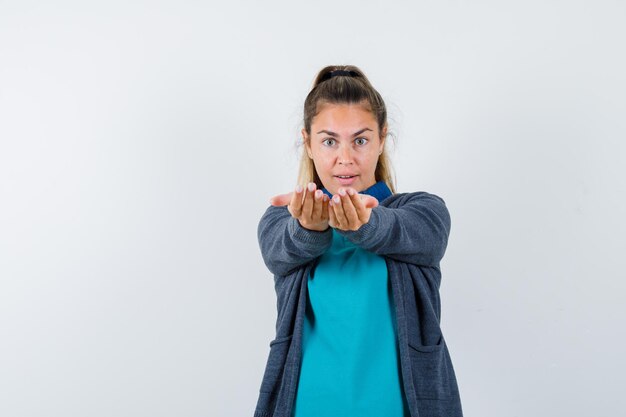 Expressive jeune fille posant en studio