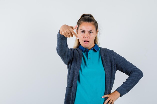 Expressive jeune fille posant en studio