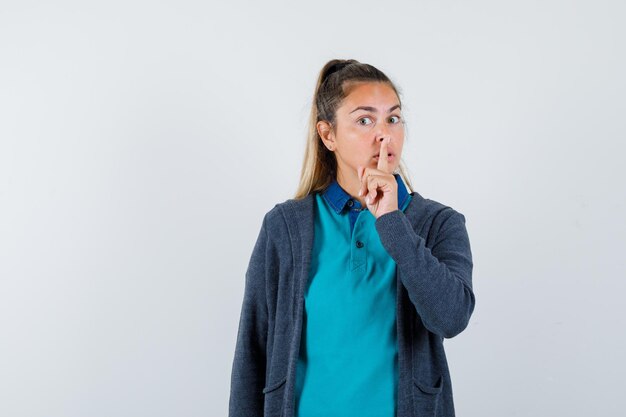 Expressive jeune fille posant en studio