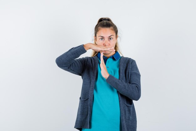 Expressive jeune fille posant en studio