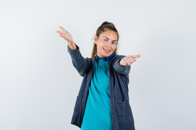 Expressive jeune fille posant en studio