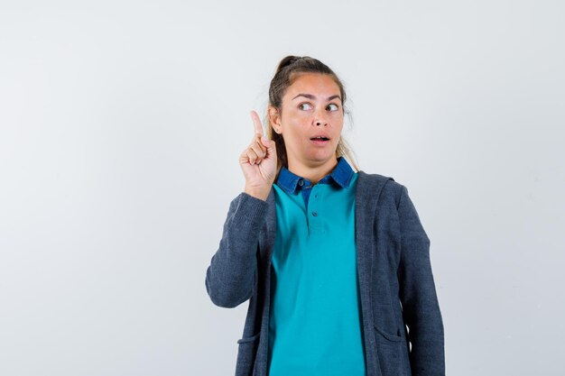 Expressive jeune fille posant en studio