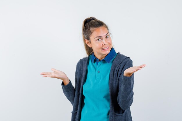 Expressive jeune fille posant en studio