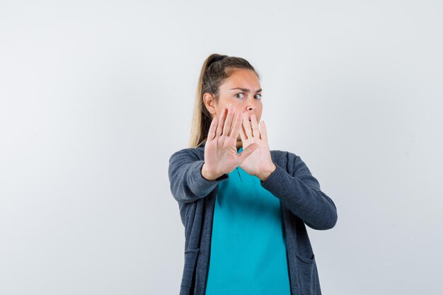 Expressive jeune fille posant en studio