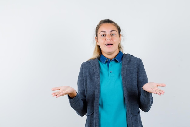 Expressive jeune fille posant en studio