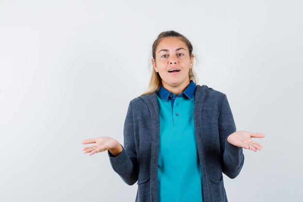 Expressive jeune fille posant en studio