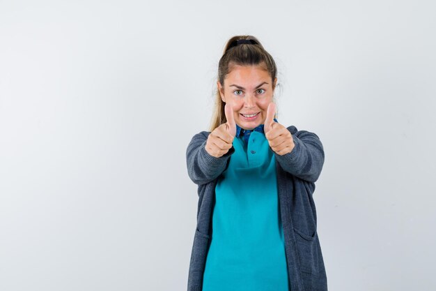 Expressive jeune fille posant en studio