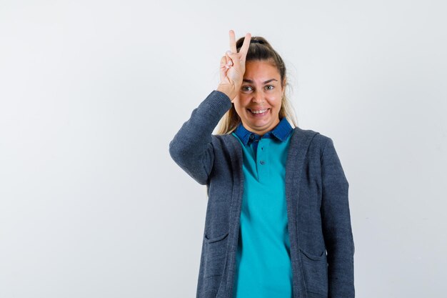 Expressive jeune fille posant en studio