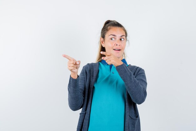 Expressive jeune fille posant en studio