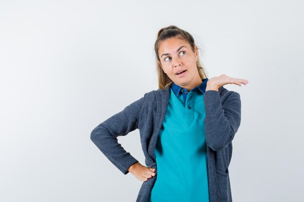 Expressive jeune fille posant en studio