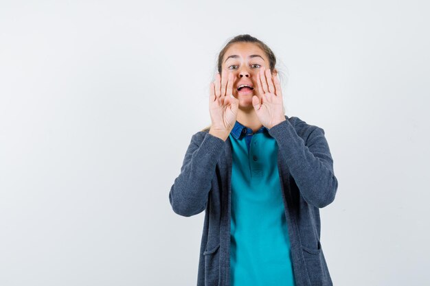 Expressive jeune fille posant en studio