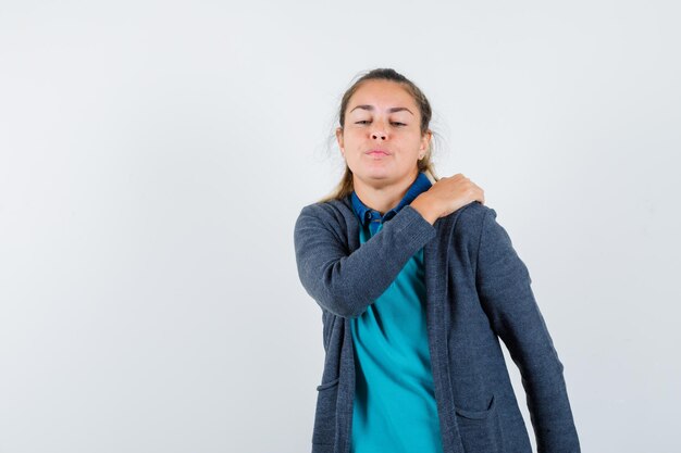 Expressive jeune fille posant en studio