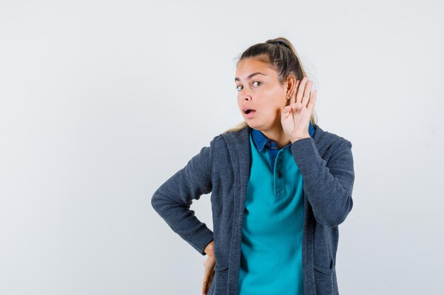 Expressive jeune fille posant en studio