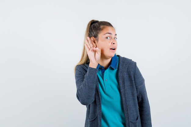 Expressive jeune fille posant en studio