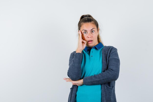 Expressive jeune fille posant en studio