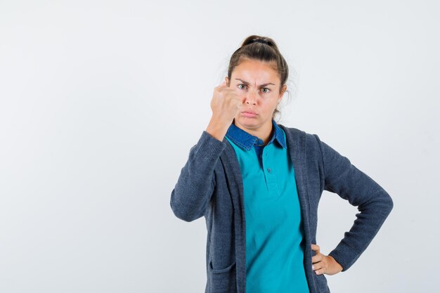 Expressive jeune fille posant en studio