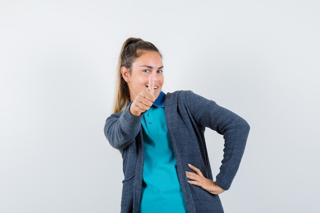 Expressive jeune fille posant en studio