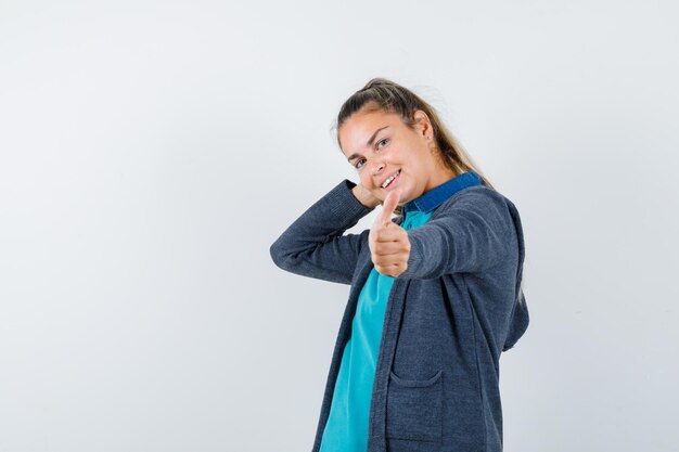 Expressive jeune fille posant en studio