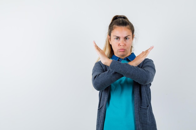 Photo gratuite expressive jeune fille posant en studio