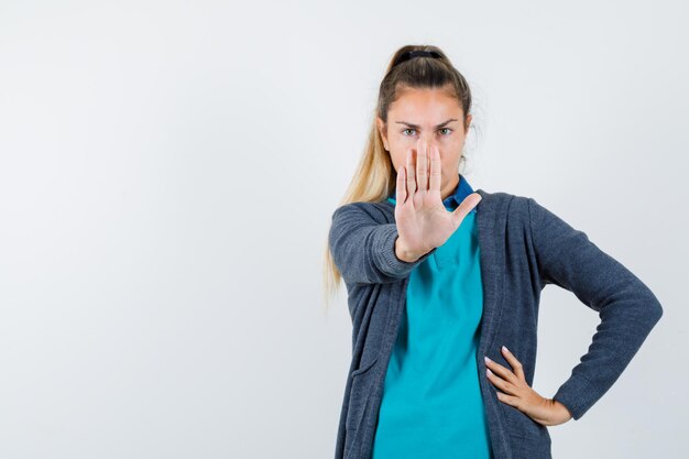 Expressive jeune fille posant en studio