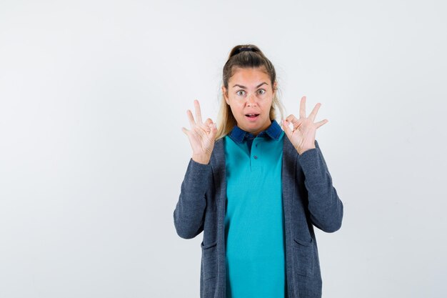 Expressive jeune fille posant en studio