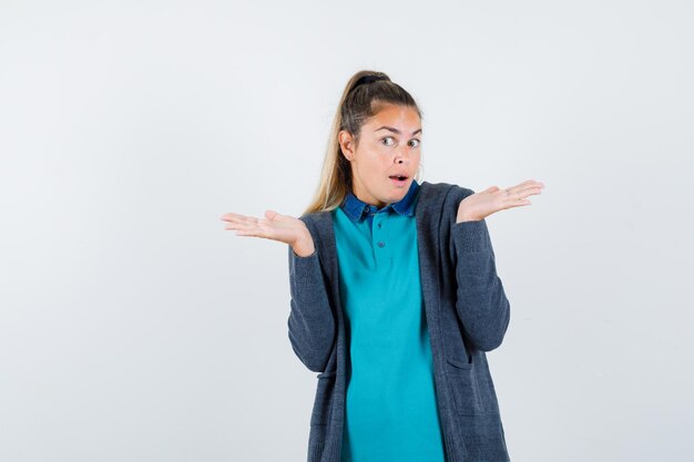 Expressive jeune fille posant en studio