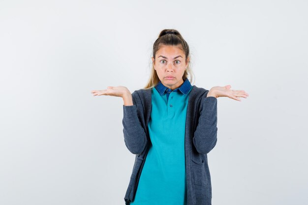 Expressive jeune fille posant en studio