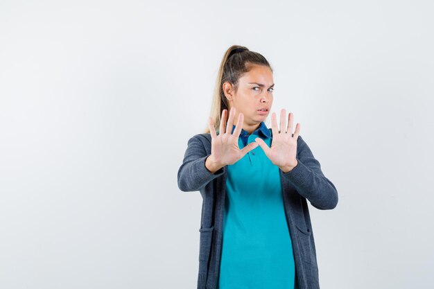 Expressive jeune fille posant en studio