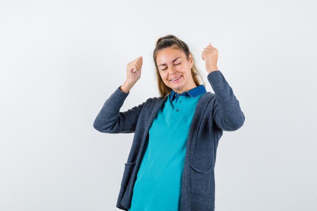 Expressive jeune fille posant en studio