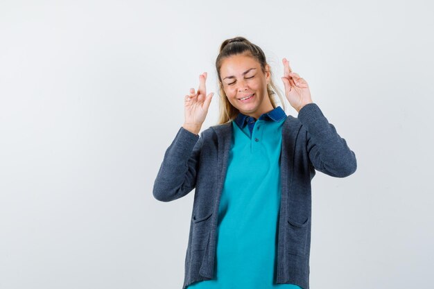 Expressive jeune fille posant en studio