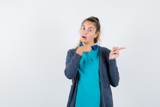 Expressive jeune fille posant en studio