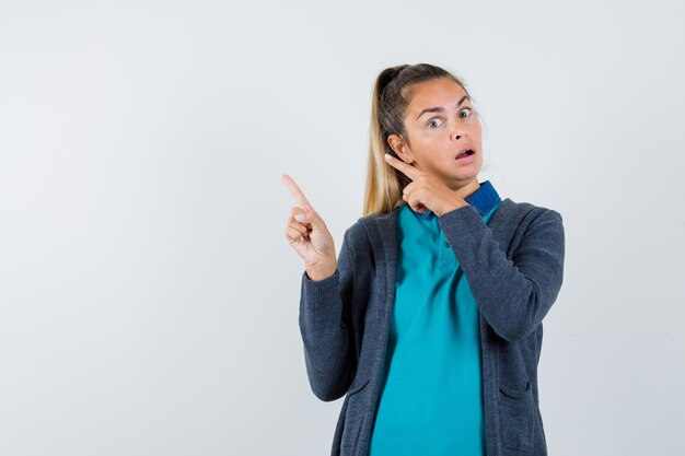 Expressive jeune fille posant en studio