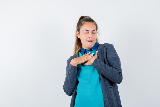 Expressive jeune fille posant en studio