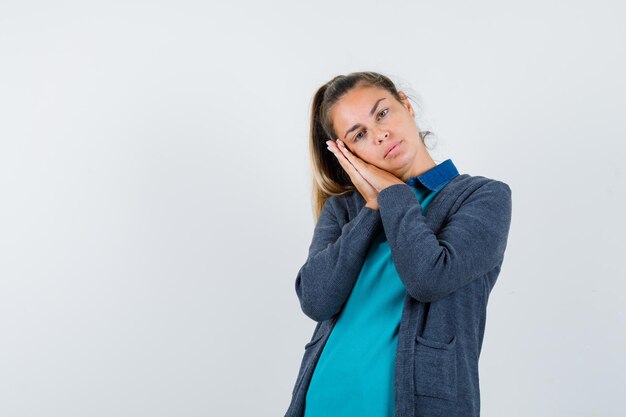 Expressive jeune fille posant en studio