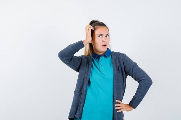 Expressive jeune fille posant en studio