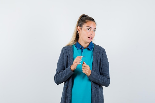 Expressive jeune fille posant en studio