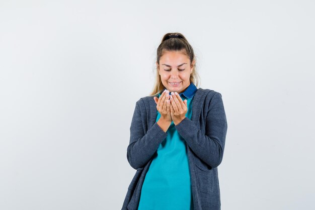 Expressive jeune fille posant en studio