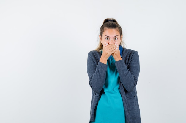 Expressive jeune fille posant en studio