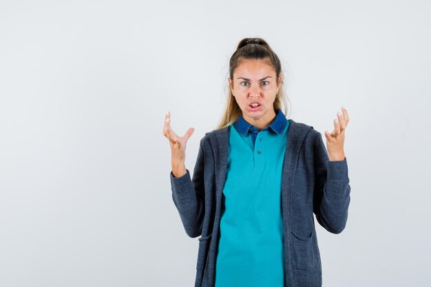 Expressive jeune fille posant en studio