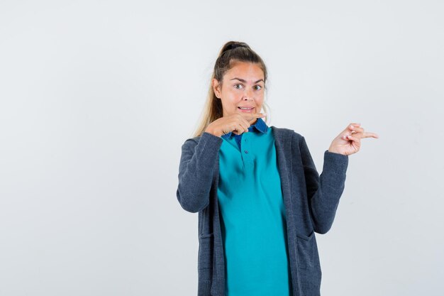 Expressive jeune fille posant en studio