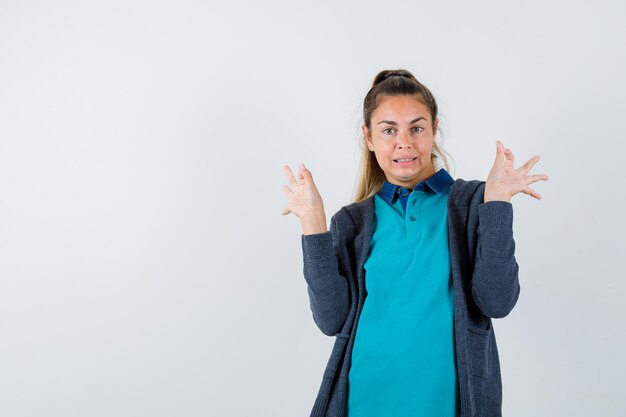 Expressive jeune fille posant en studio