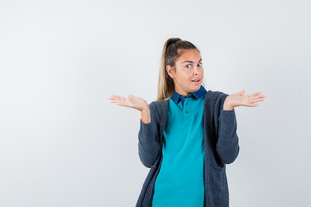 Expressive jeune fille posant en studio