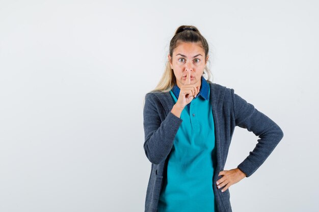 Expressive jeune fille posant en studio