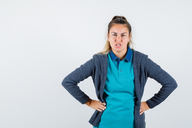 Expressive jeune fille posant en studio