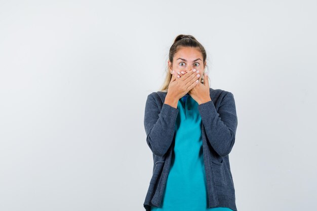 Expressive jeune fille posant en studio