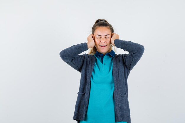 Expressive jeune fille posant en studio