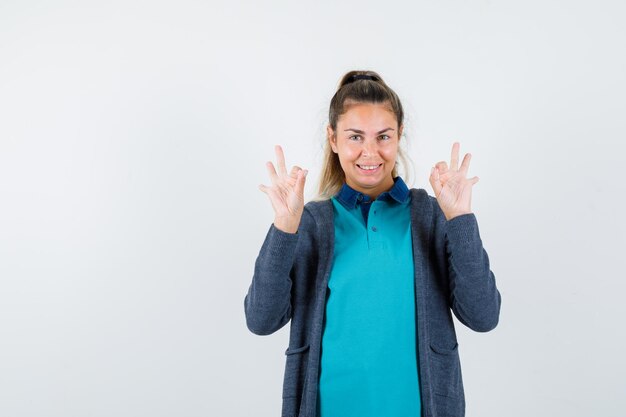 Expressive jeune fille posant en studio