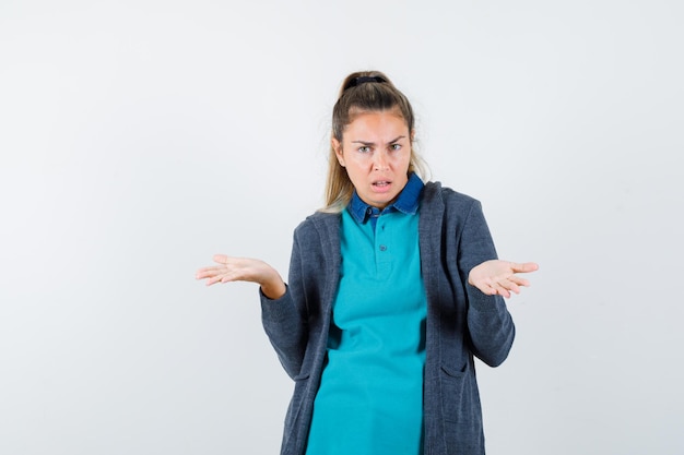 Expressive jeune fille posant en studio