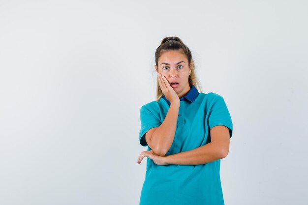 Expressive jeune fille posant en studio